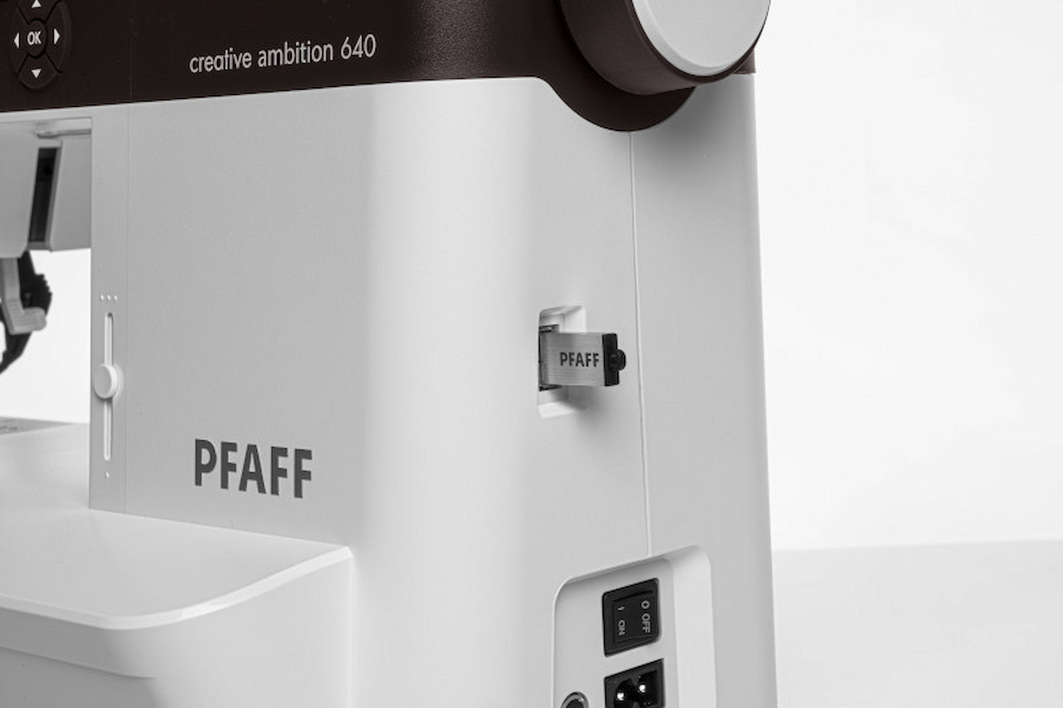 Máquina de Costura e Bordar PFAFF Ambition 640